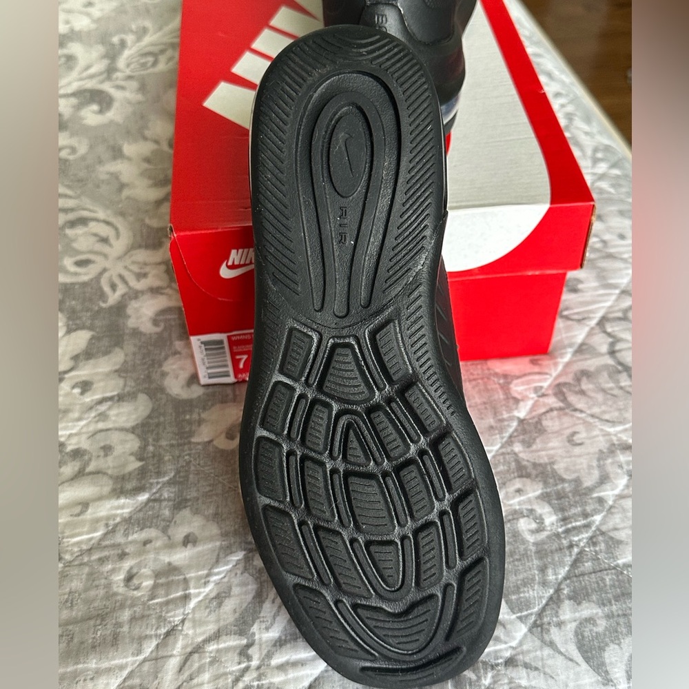 Nike women’s Air Max Axis - Picture 7 of 8